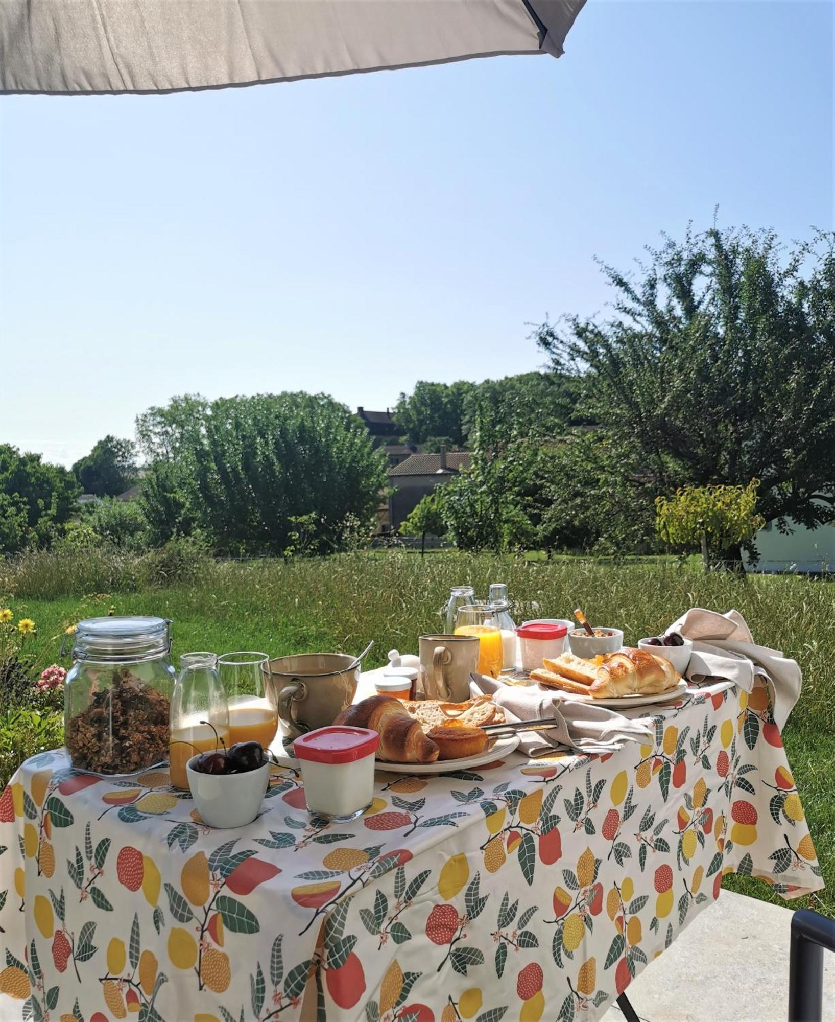 Au Jardin Des Deux Roches Bed & Breakfast Prissé Екстериор снимка