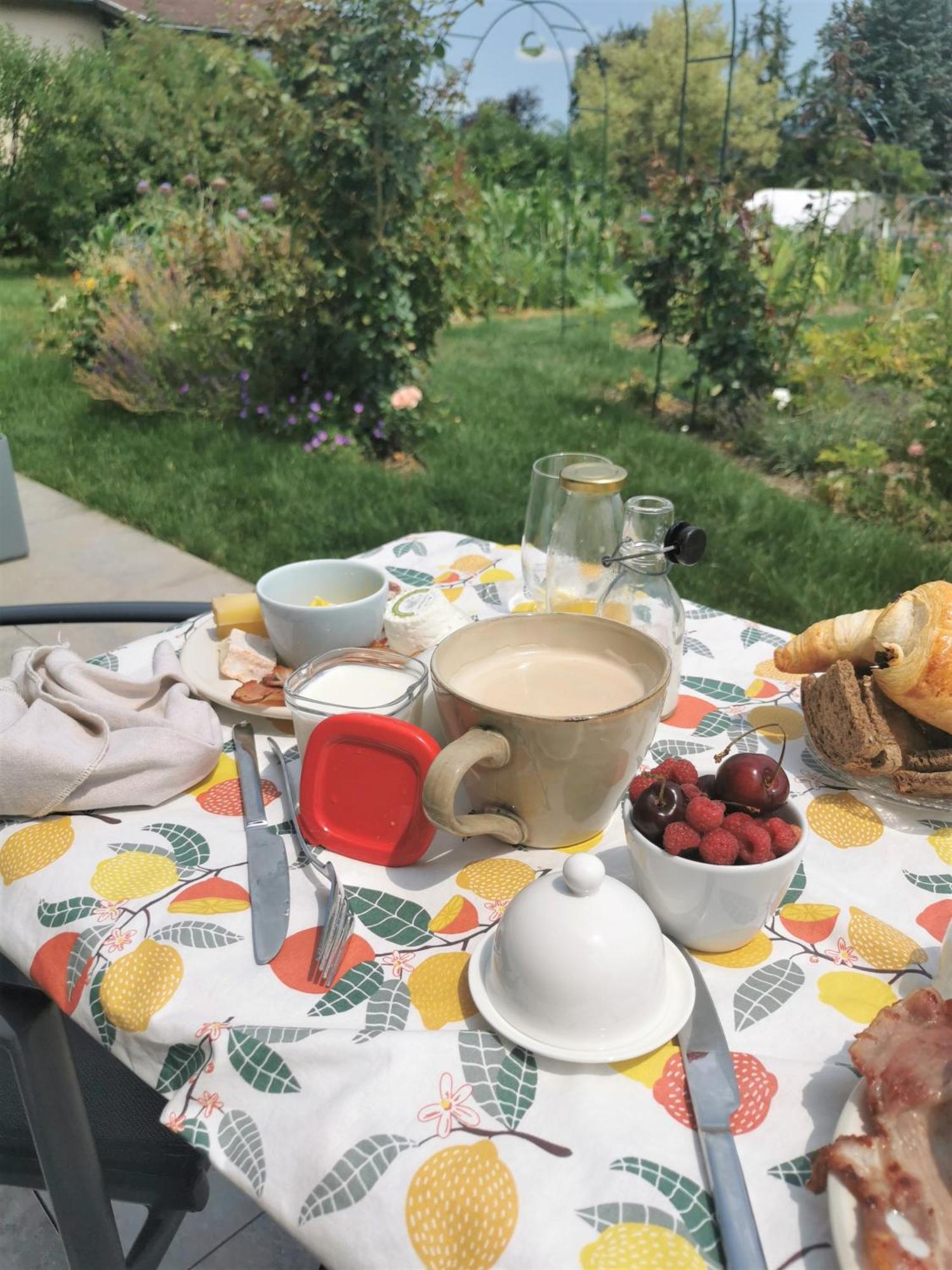 Au Jardin Des Deux Roches Bed & Breakfast Prissé Екстериор снимка